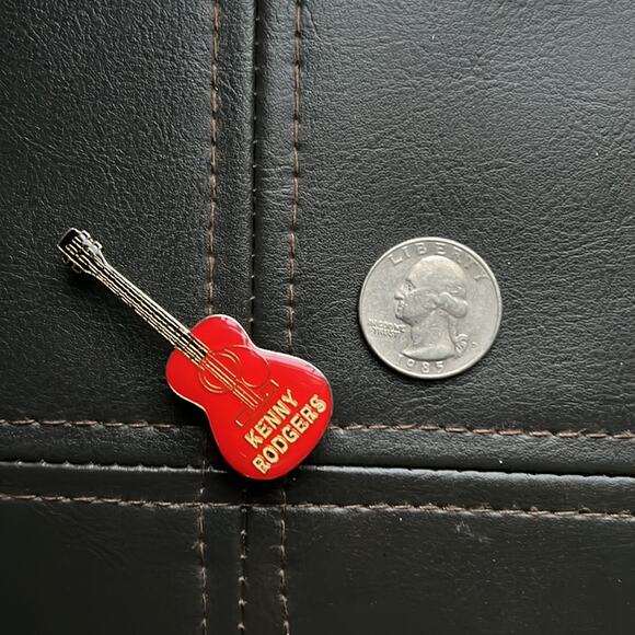 Vintage Kenny Rodgers guitar enamel hat lapel festival pin - Picture 2 of 3